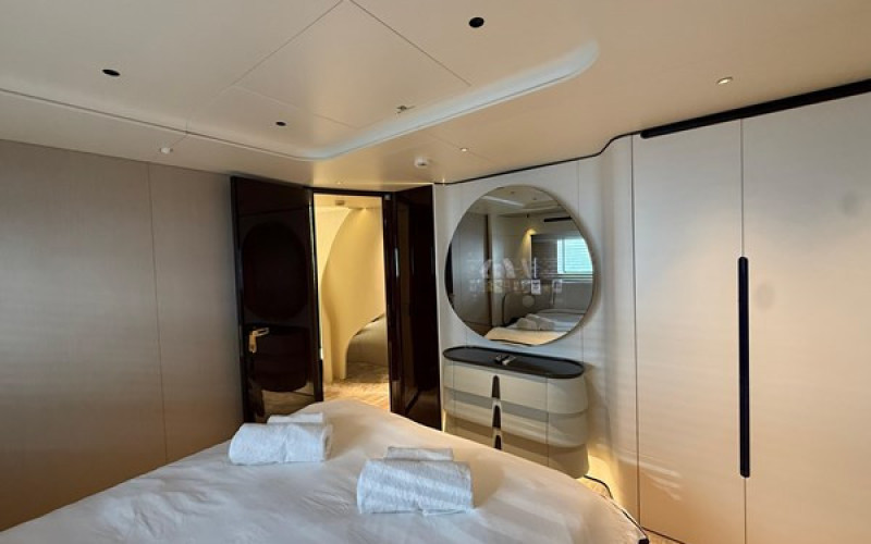 AZIMUT YACHTS TRIDECK 38 M SHABBY