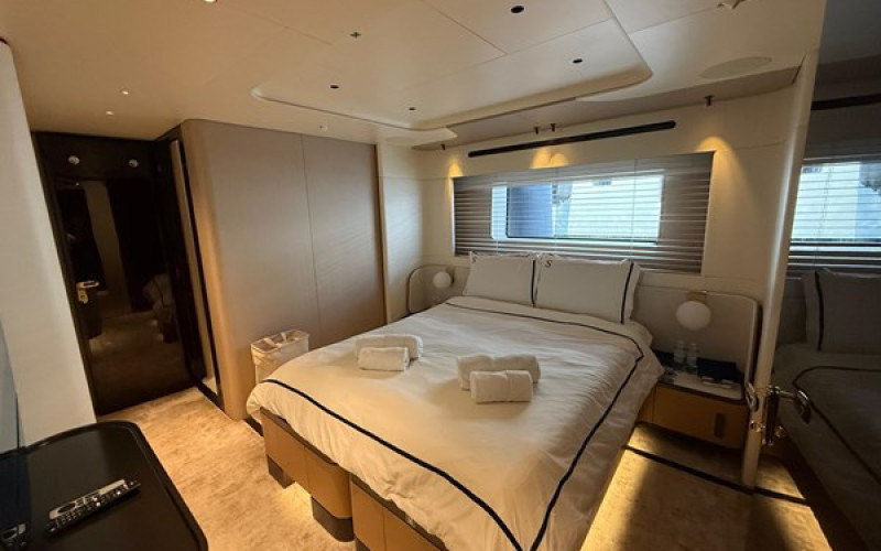 AZIMUT YACHTS TRIDECK 38 M SHABBY