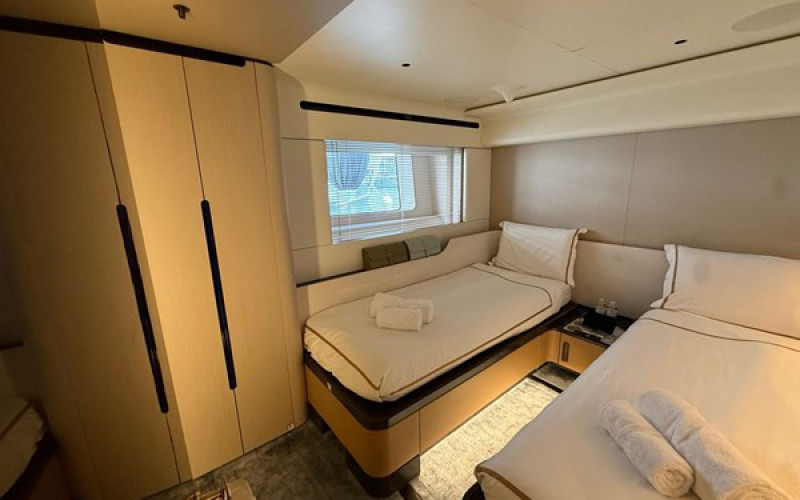 AZIMUT YACHTS TRIDECK 38 M SHABBY