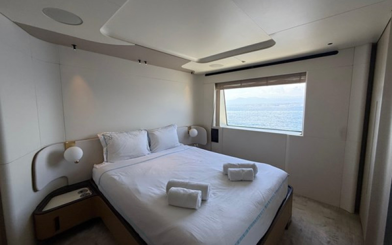 AZIMUT YACHTS TRIDECK 38 M SHABBY