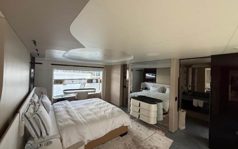 AZIMUT YACHTS TRIDECK 38 M SHABBY