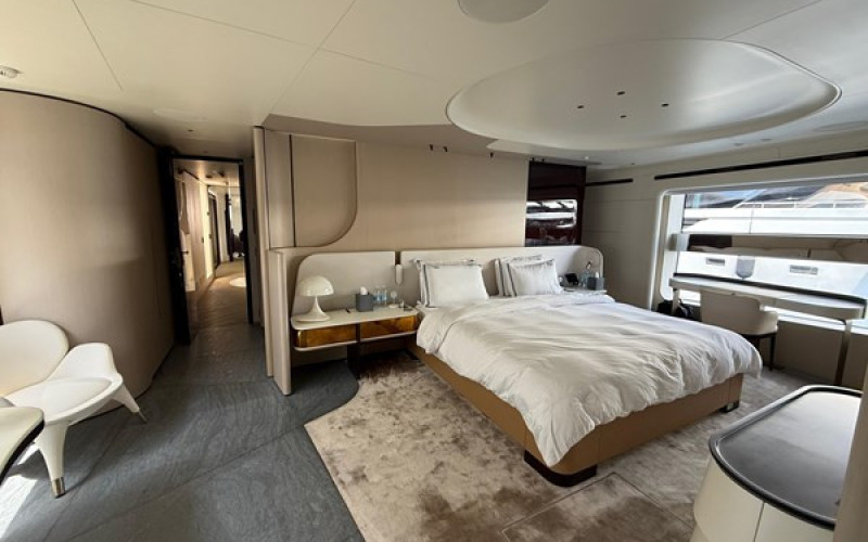 AZIMUT YACHTS TRIDECK 38 M SHABBY