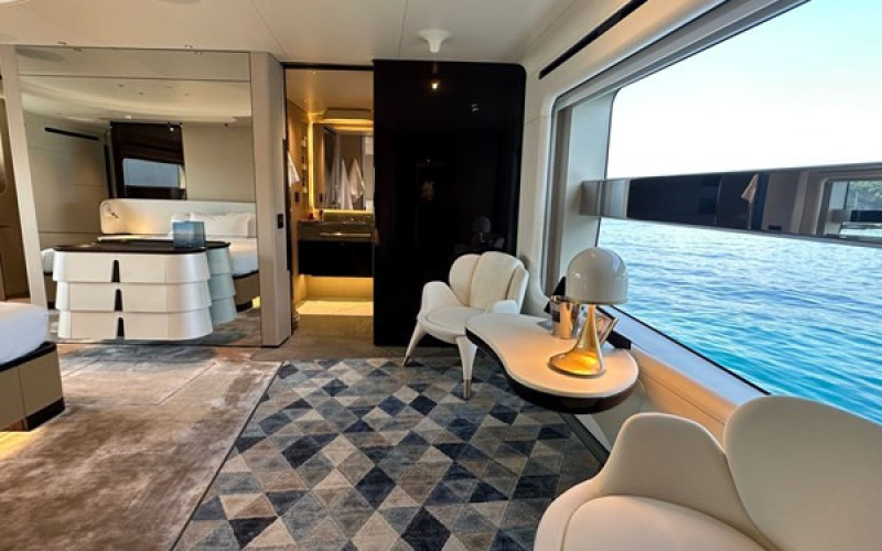 AZIMUT YACHTS TRIDECK 38 M SHABBY