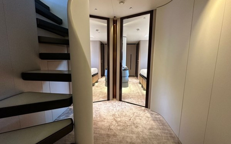 AZIMUT YACHTS TRIDECK 38 M SHABBY
