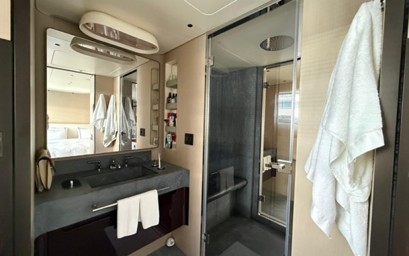 AZIMUT YACHTS TRIDECK 38 M SHABBY