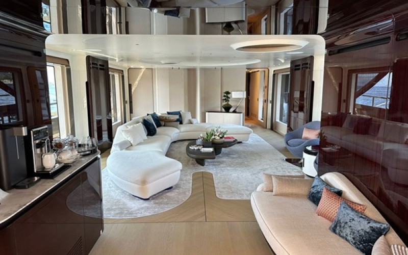AZIMUT YACHTS TRIDECK 38 M SHABBY