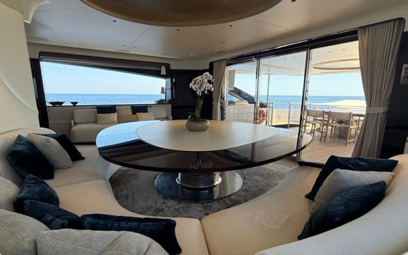 AZIMUT YACHTS TRIDECK 38 M SHABBY