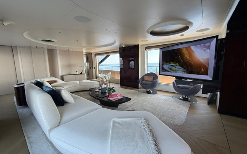 AZIMUT YACHTS TRIDECK 38 M SHABBY