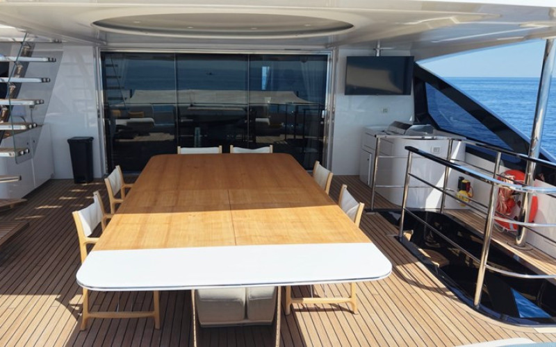 AZIMUT YACHTS TRIDECK 38 M SHABBY