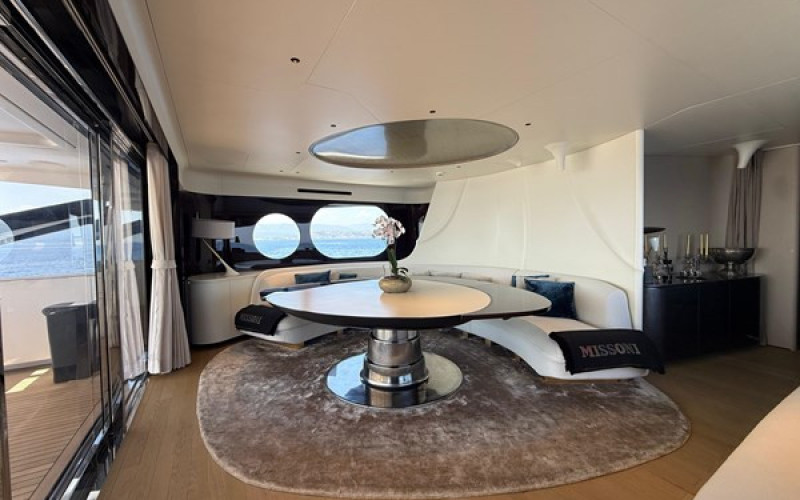 AZIMUT YACHTS TRIDECK 38 M SHABBY