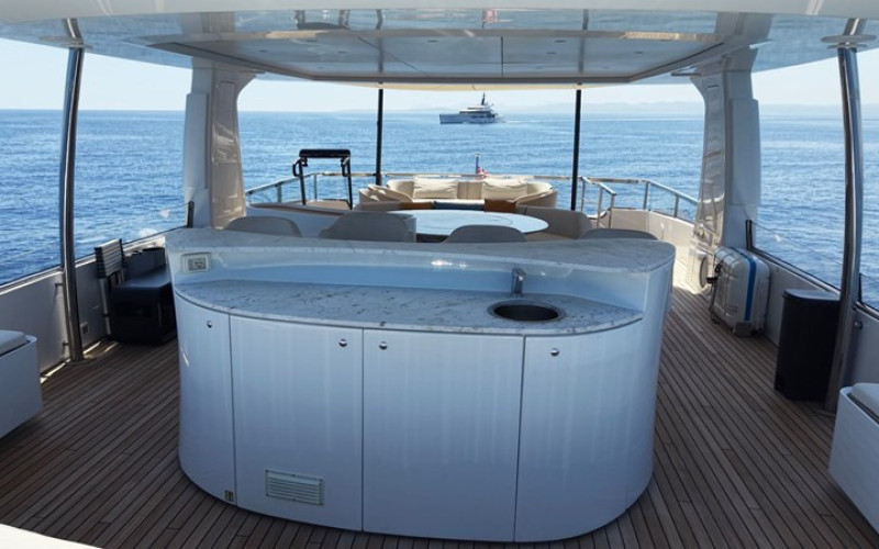 AZIMUT YACHTS TRIDECK 38 M SHABBY