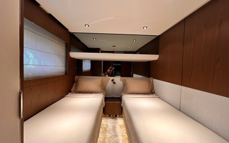 FERRETTI YACHTS 780 LD