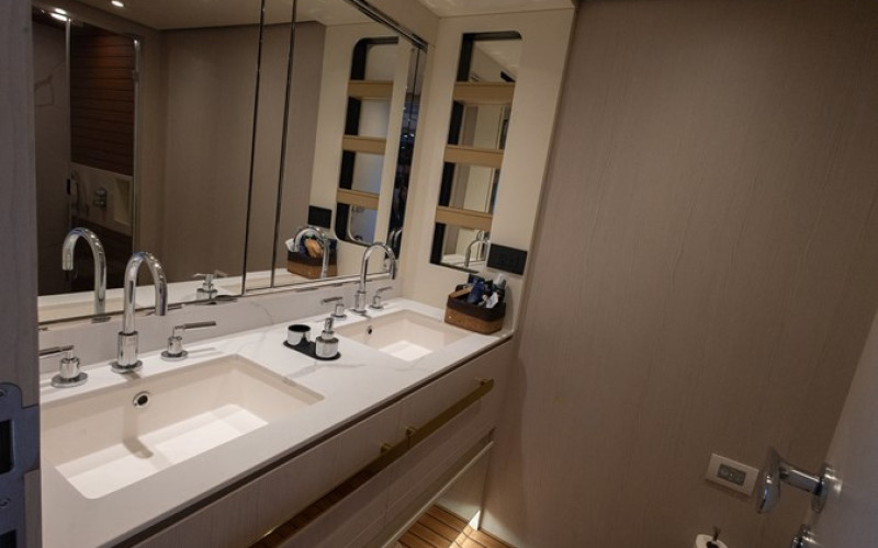 AZIMUT YACHTS MILES