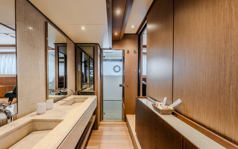 FERRETTI YACHTS 1000
