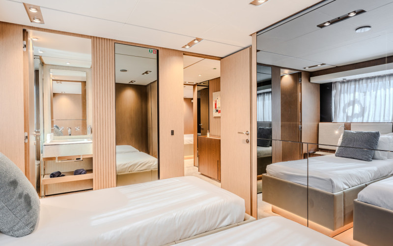 FERRETTI YACHTS 1000