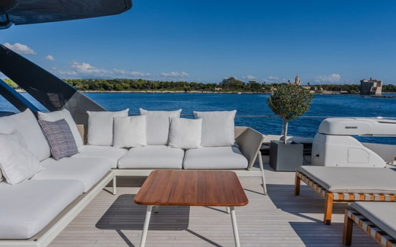 FERRETTI YACHTS 920 PIOLA